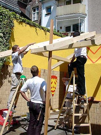 Building the supporting structure of the beach bar.