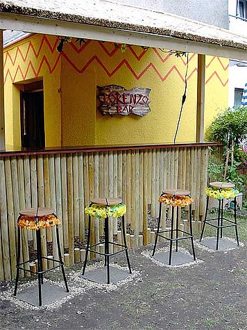 The beach bar and the roof are completed.